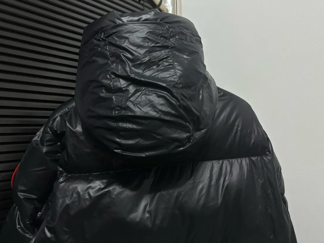 P780 [𝘾𝘼𝙉𝘼𝘿𝘼 𝙂𝙊𝙊𝙎𝙀] Canada Goose's limited new Crofton puff down jacket, top version, ceiling level Crofton soft loaf, 2024 latest style, cold protection effect up to level 4, using recycled Feather-Light tear-resistant fabric, ultra-light, no weight on the upper body at all! The unique black label highlights your temperament‼ ️ Canada Goose, a Canadian brand, has always been recognized as the warmest down jacket. Various Instagram celebrities, Internet celebrities, and celebrities often wear it for street photos. I make Canada Goose every year, but I still can't get rid of my love for it. No matter how cold the days are, there is no need to be afraid, because there is! Filled with 90% white duck down, it is the legendary warmest down jacket and is known as a must-have for Arctic outdoor sports! The most popular down jacket in the world, celebrities are rushing to buy it, it is a must-have!  Size: S~XXL
